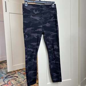 Athleta Ultimate 7/8 Tight Leggings in Black Camo